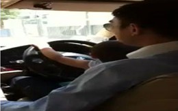 Sốc cậu bé 2 tuổi lái BMW trên phố
