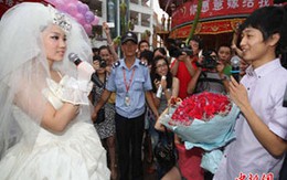 Mặc váy cưới cầu hôn bạn trai giữa phố