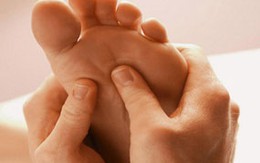 Thầy giáo... mút chân học trò (!)