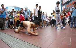 Cởi đồ cho đánh giữa đường để kỷ niệm tình yêu (!)