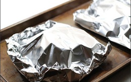 Cẩn trọng khi dùng giấy bạc bọc thức ăn
