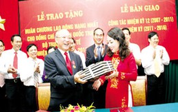 Lễ bàn giao công tác y tế giữa hai nhiệm kỳ: Nhiều trọng trách phía trước