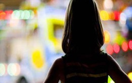 Ép con gái quay cảnh sex tập thể