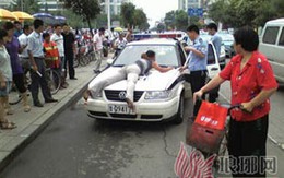 Ăn vạ trên nóc capo xe cảnh sát 