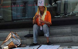 Ăn mày bán bánh trung thu làm từ thiện