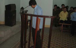 Vạ tay, làm mù mắt bé 4 tháng tuổi