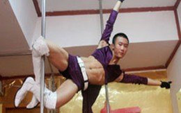 Đến lượt đàn ông đi… múa cột