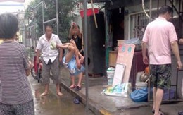 Bị bố mẹ treo ngược suốt 30 phút