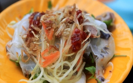 Thưởng thức bánh ướt xứ Huế
