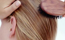 Cô bé có thể chết nếu... chải đầu