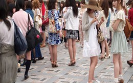 Nữ sinh Tokyo hoang mang vì bị giật nội y giữa phố 