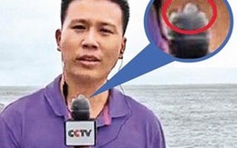 Phóng viên tác nghiệp với micro trùm... bao cao su