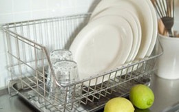 Có nên dùng nước nóng để tráng bát? 
