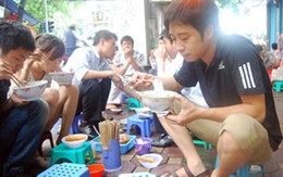 Khom lưng, bó gối thưởng thức hàng rong Hà Nội