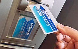 Chạm tay vào thẻ ATM của người nhiễm HIV có lây? 