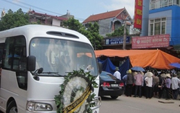 Hàng ngàn người tiễn đưa gia đình chủ tiệm vàng xấu số