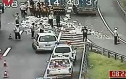 Tiền tỷ rơi vung vãi trên đường