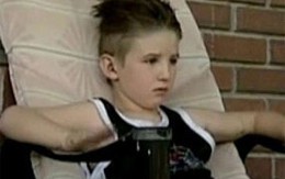 Cậu bé 8 tuổi thoát chết sau 4 tiếng mắc kẹt trong ống khói