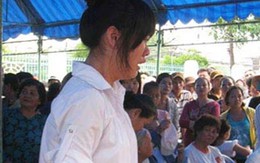 Mẹ cô gái tát CSGT: Xin được khoan dung!
