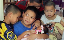 Bé trai gốc Việt giúp mẹ sinh em bé