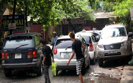 Taxi đậu bát nháo bịt lối đi hành khách