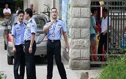 Bảo mẫu dùng dao đâm 8 em nhỏ 