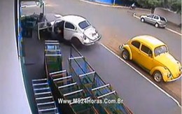 Thoát chết thần kỳ khi bị ôtô lao trúng