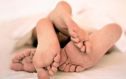 Cảnh sát "yêu" trên nắp capo (!)