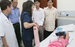 Chùm ảnh: Bộ trưởng Y tế thăm cháu bé vụ cướp tiệm vàng 