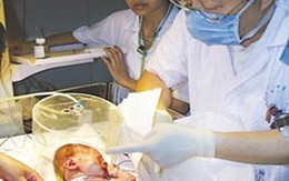 Vứt con vừa sinh từ tầng 6 chung cư 