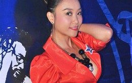 Thả ngực sau áo vest: Sexy hay phản cảm?