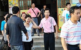 Hai bé 4 tuổi chết ngạt trên xe buýt trường học