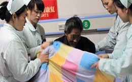 Nguy kịch vì "tự sướng" với dây điện 