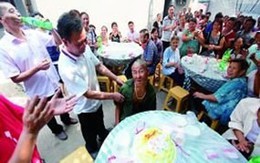 Ăn mày tổ chức sinh nhật cảm ơn hàng xóm