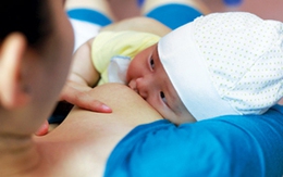 Thực hư chuyện sữa mẹ… kém chất lượng
