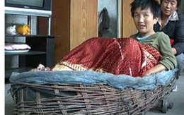 Kỳ lạ 16 năm sống trong giỏ mây