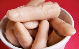 Cậu bé đào được lọ chôn ngón tay
