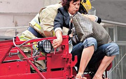 Lao vào biển lửa cứu... hàng hiệu