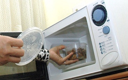 Khử mùi thức ăn bám trong lò vi sóng