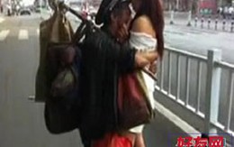Sốc cảnh ăn mày tình tự với mỹ nữ 