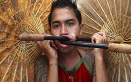 Đâm thủng má để tham gia lễ hội