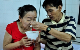 Lòng chung tình của chồng cô gái hóa thành bà lão