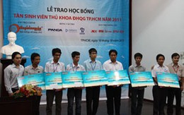 Trao học bổng "Đồng hành cùng tân sinh viên thủ khoa ĐHQG TPHCM – 2011"