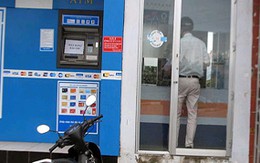 Nhốt khách trong buồng ATM để cướp xe