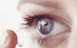 Không vào bếp khi đeo kính áp tròng