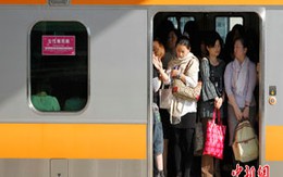 Cấm đàn ông lên tàu vì sợ sàm sỡ phụ nữ