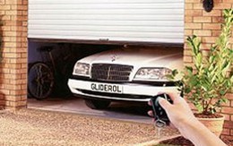 Cửa cuốn kẹp chết cháu bé 4 tuổi