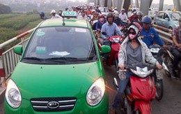 Thuê taxi lên cầu Chương Dương tự tử