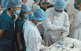 Tự cắt dương vật rồi đến bệnh viện nối lại