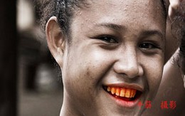 Sự thực về tộc người có hàm răng màu máu 